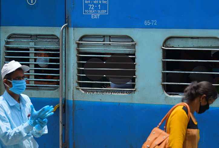 Lockdowns passengers train with stranded people have arrived