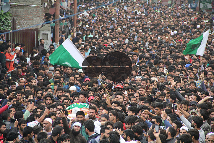  Thousands of people attend funeral of Yaseen Itoo