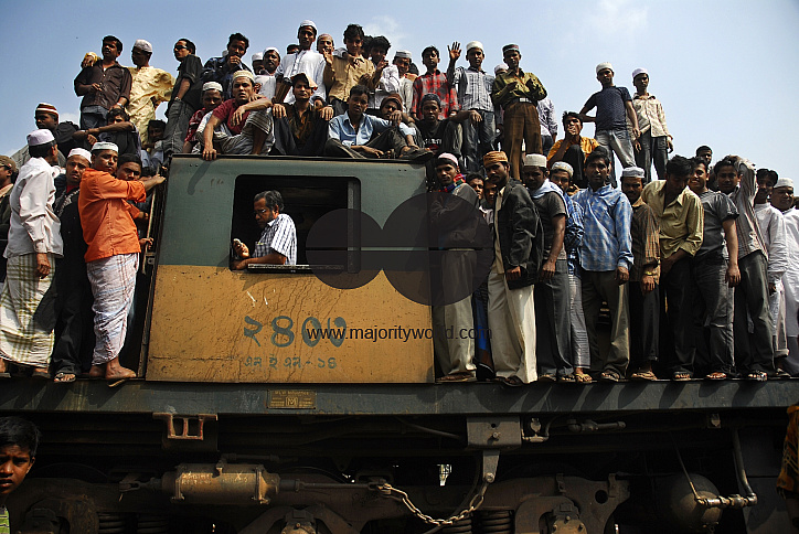 Muslims seek divine blessings at the Akheri Munajat