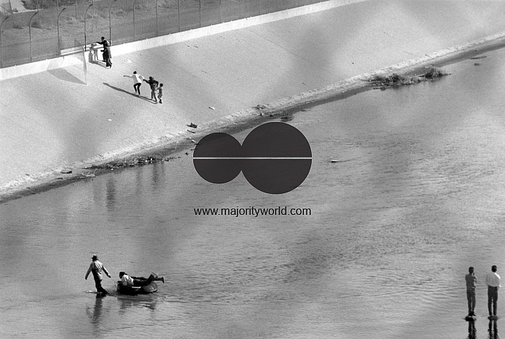 US/MEXICO ILLEGAL IMMIGRANTS CROSSING THE BORDER AT CIUDAD JUAREZ, EL PASO, TEXAS, 1992