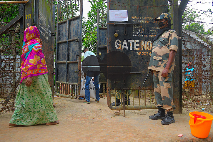 People, who lives in zero line, getting ration during lockdown