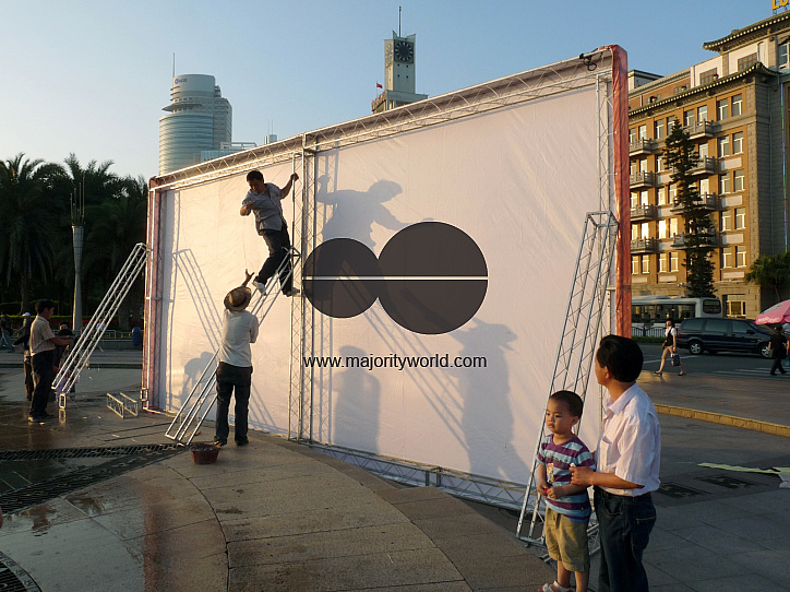 CHINA  Migrant workers from the coutryside putting up an stage at Xiamen seafront promenade in Fujian province.