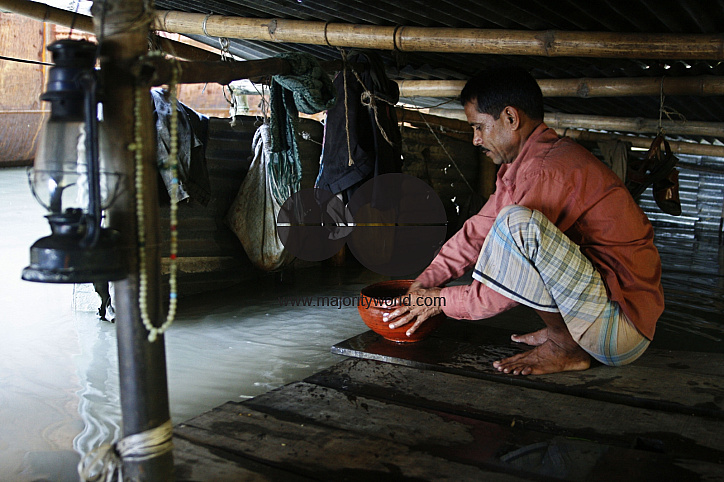 Flood approaches Munshigonj