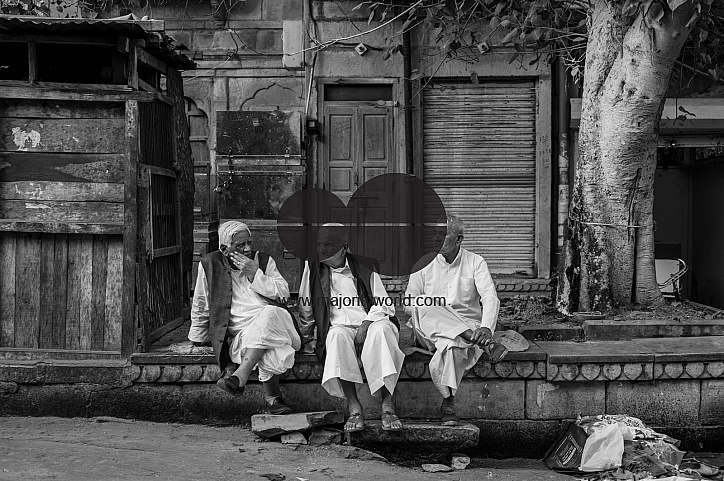  Elderly men chat on a winter evening in Jaisalmer.
