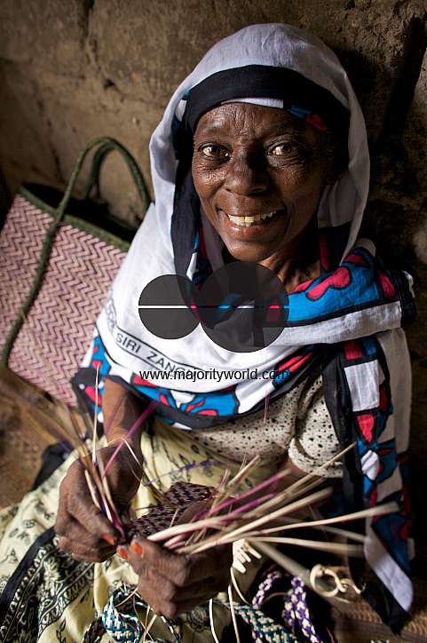  Mzuri Juma weaves baskets