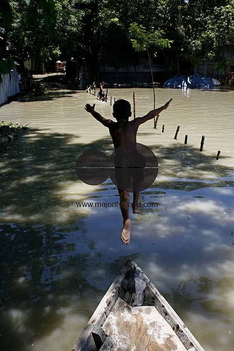 Flood approaches Munshigonj