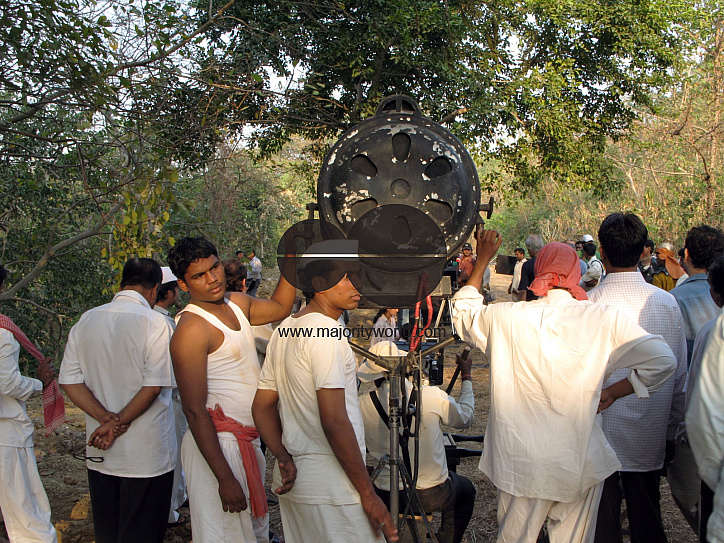 INDIA.Lighting technicians in the set of Khoya Khoya Chand at Film City in Mumbai.