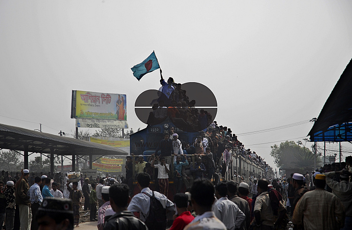 Muslims seek divine blessings at the Akheri Munajat