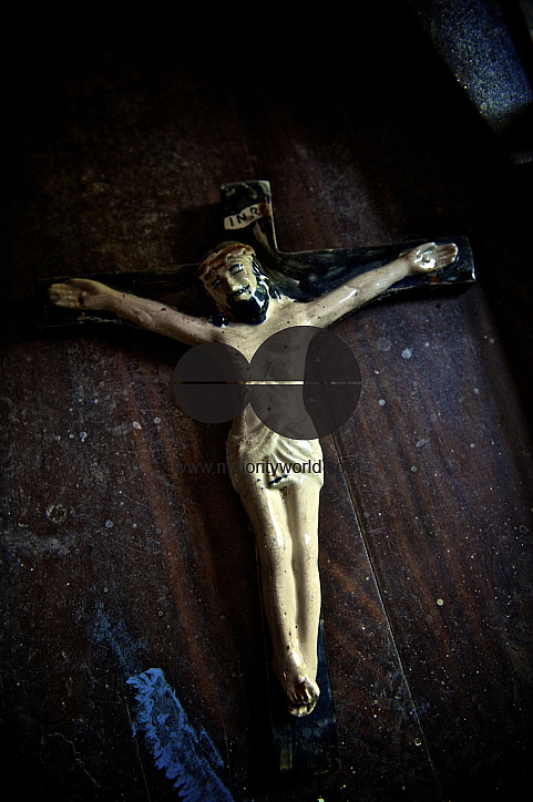 Sri Lanka. Crucifix in transition. Jaffna homes. 2011