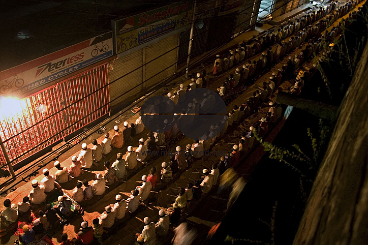 Muslims offer special prayer in Lailat-Ul Qadr