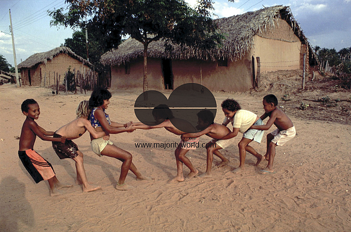 BRAZIL CHILDREN PLAYING 'TUG-OF-WAR' IN A LANDLESS PEASANT SETTLEMENT. MARANHAO STATE. Photo ¬© Julio Etchart