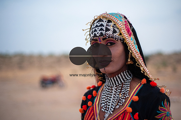  A dancer who performs for tourists in the desert in traditional Rajasthani attire.