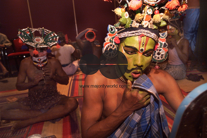 A south Indian dancer applies finishing touch before a stage show at a dance festival in Kolkata