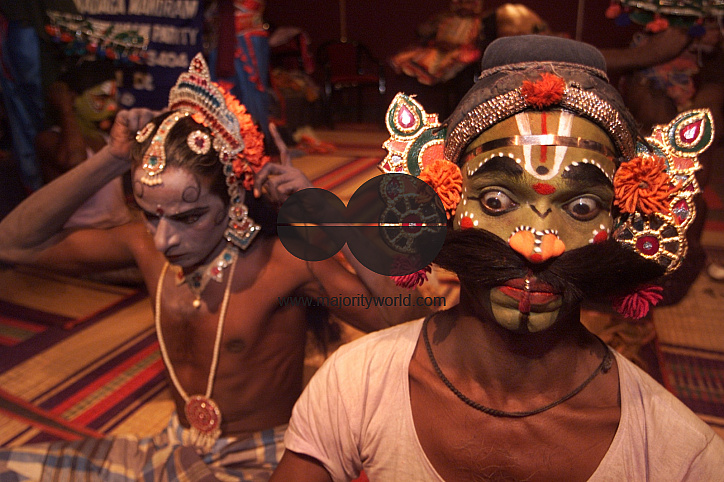 A south Indian dancer applies finishing touch before a stage show at a dance festival in Kolkata