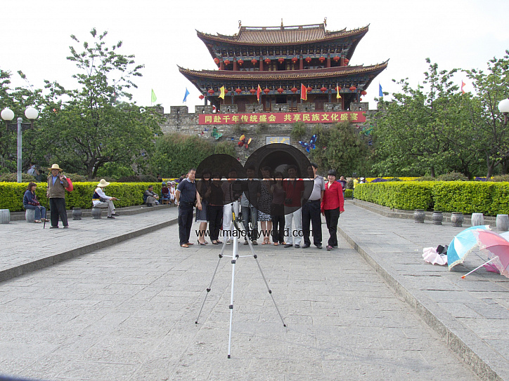 CHINA Family of Chinese tourists haveing a self portrait taken in Dali, Yunnan province.