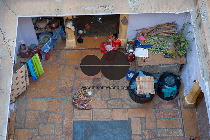  Women going about daily activities in a haveli in Jaisalmer.