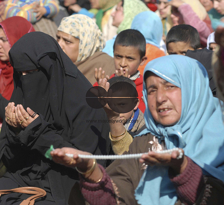 Kashmiri Muslim women pray