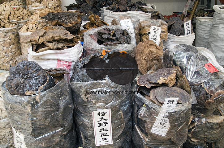 CHINA Stalls selling herbs and spices in the old quarter in Guangzhou, Guangdong province..