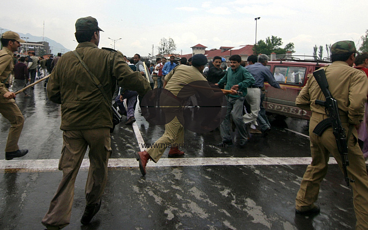 Government employees protest against Jammu and Kashmir Government