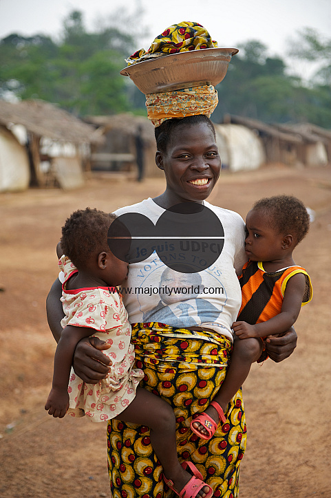  Ivorian woman carrying her children