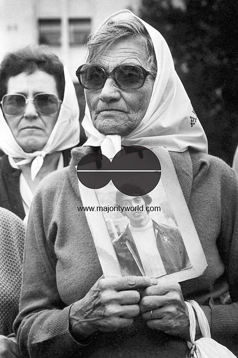 ARGENTINA.MOTHERS OF PLAZA DE MAYO DEMANDING JUSTICE FOR RELATIVES 'DISAPPEARED' DURING MILITARY DICTATORSHIP.  BUENOS AIRES, 1982.