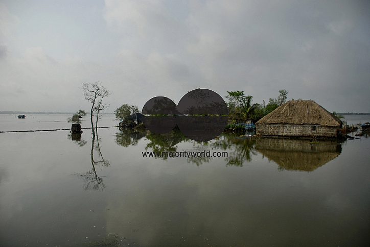 Cyclone Aila causes sufferings in Khulna