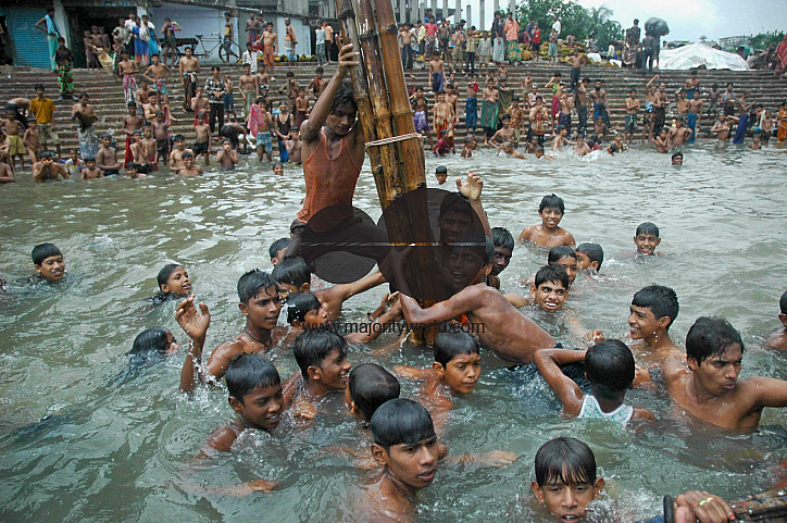 BANGLADESH-BOY-ENJOY-RIVER