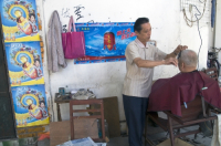CHINA Migrant workers from the countryside working as self-employed barbers and beauticians in Shenzhen, Guangdong province.